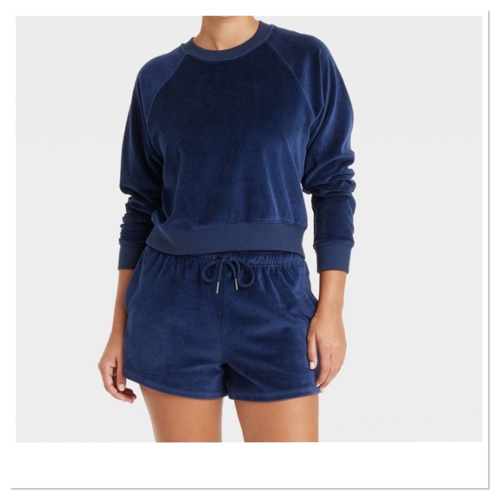 Womenโs Leisure Studio Navy Blue Velour Pullover Sweatshirt